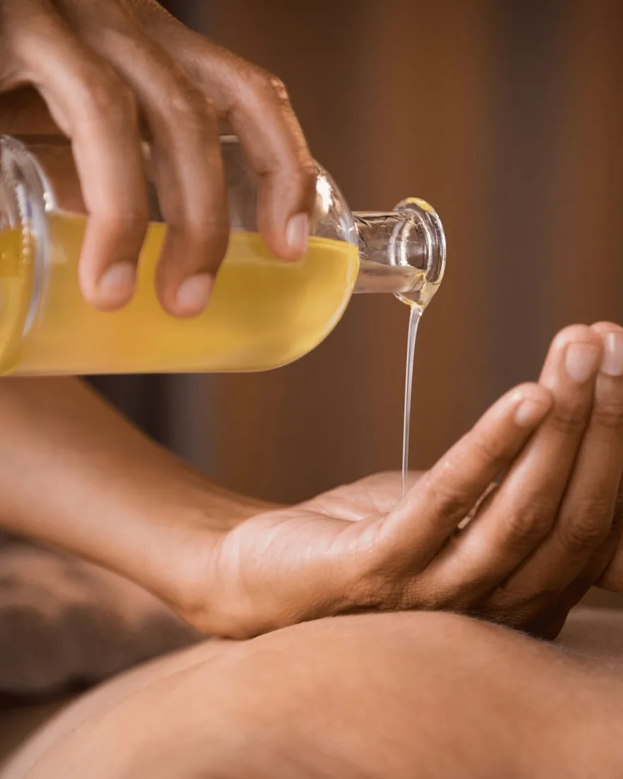 Olio essenziale versato delicatamente sulle mani