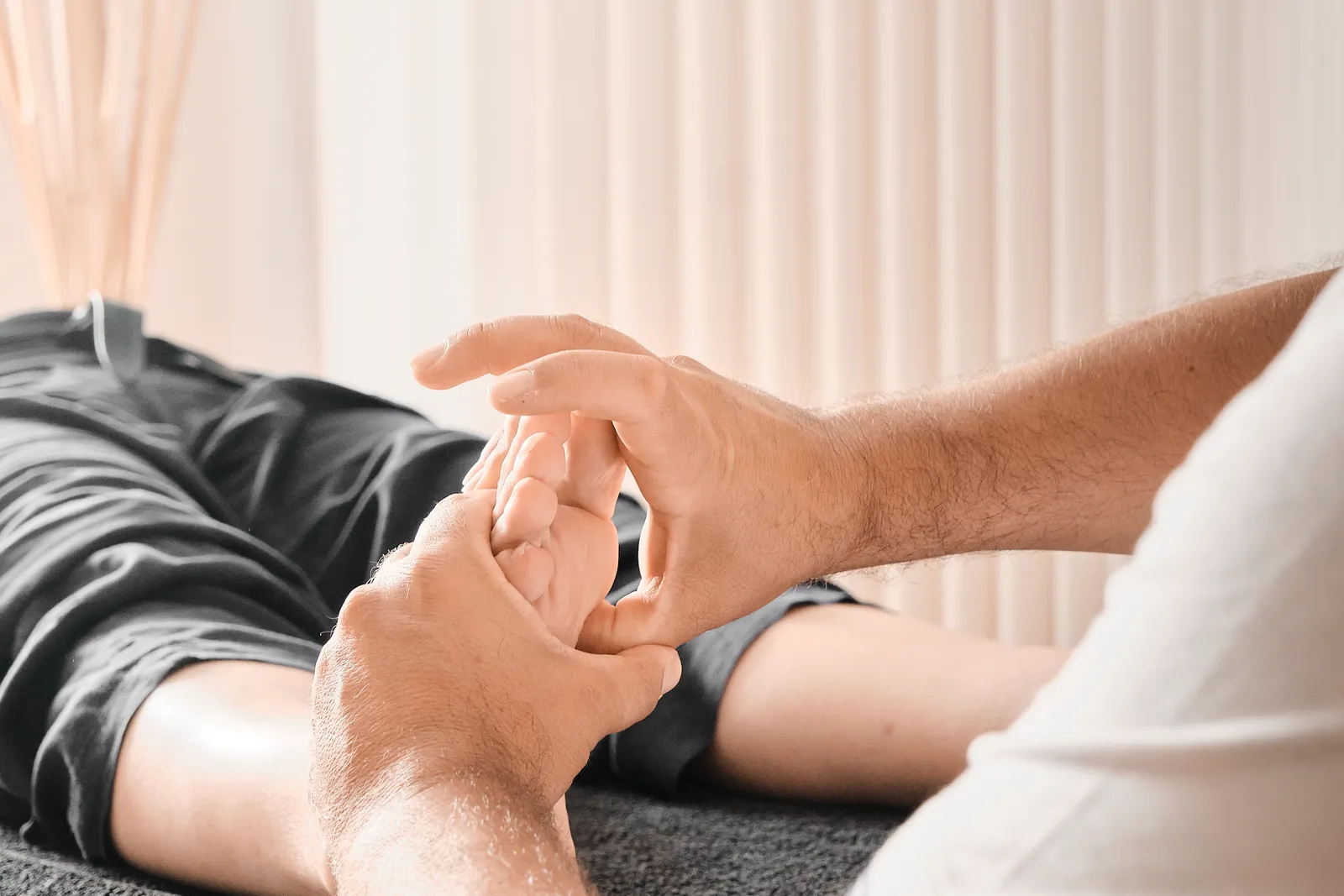 Tocco leggero sulle mani durante un trattamento Metamorfico