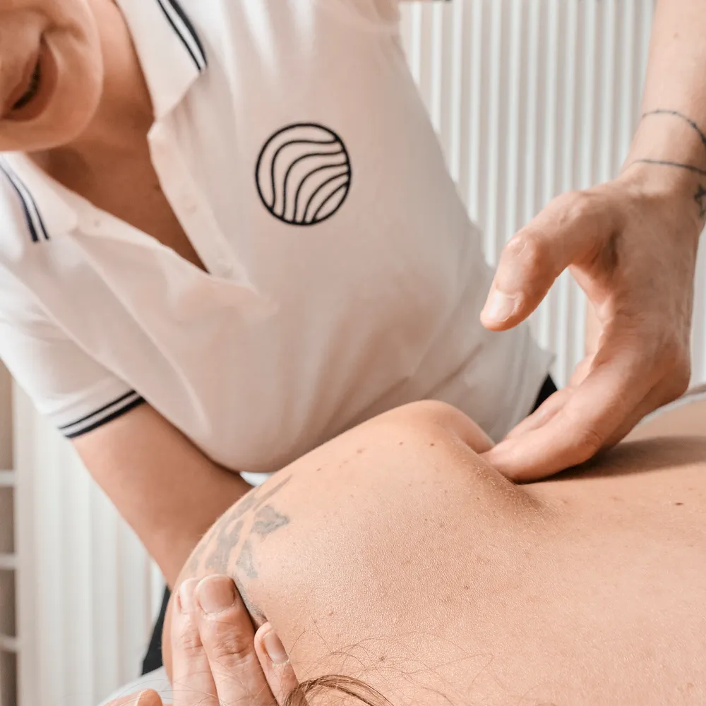 Operatrice Punto Riflesso durante un trattamento, gesto di cura