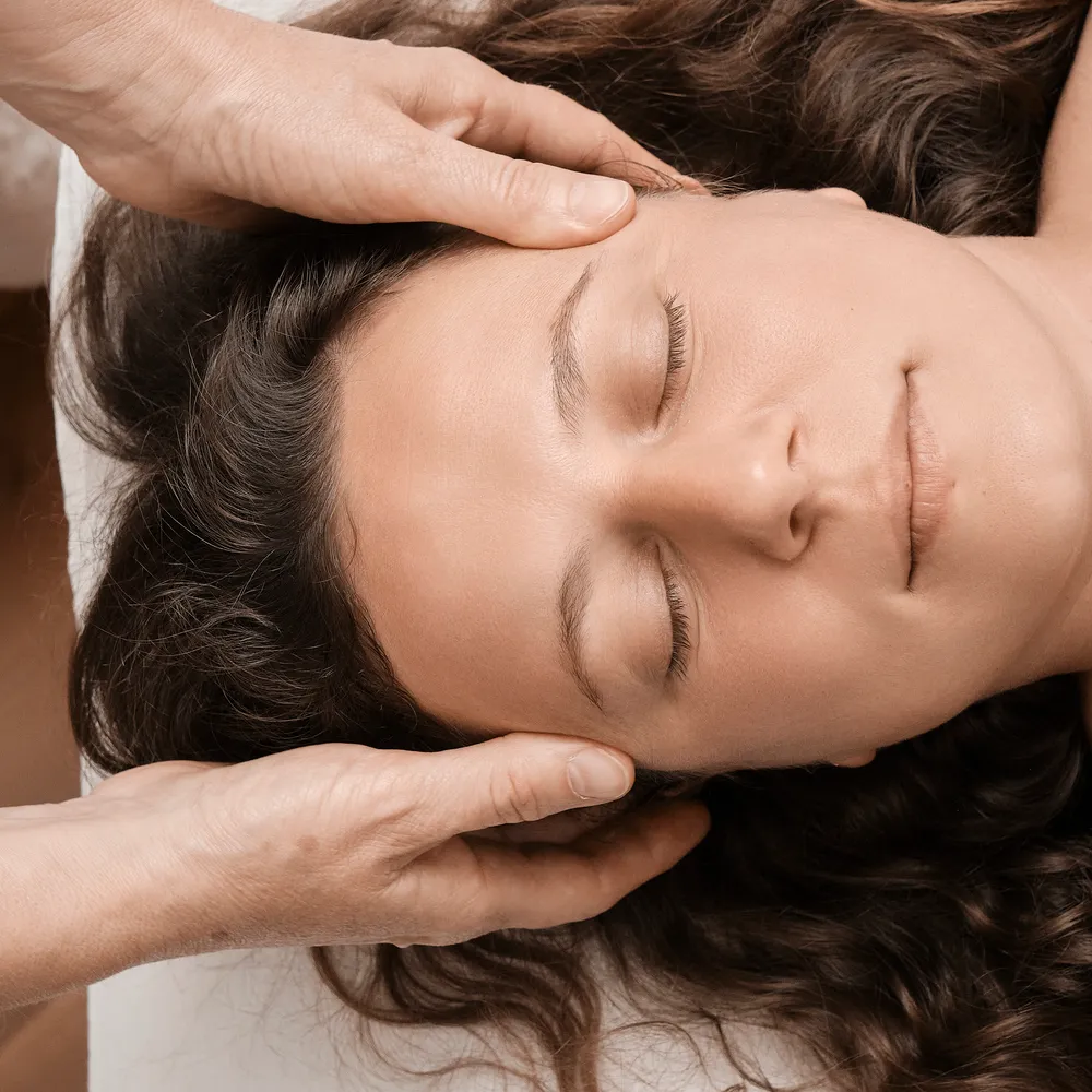 Massaggio viso rilassante, momento di equilibrio
